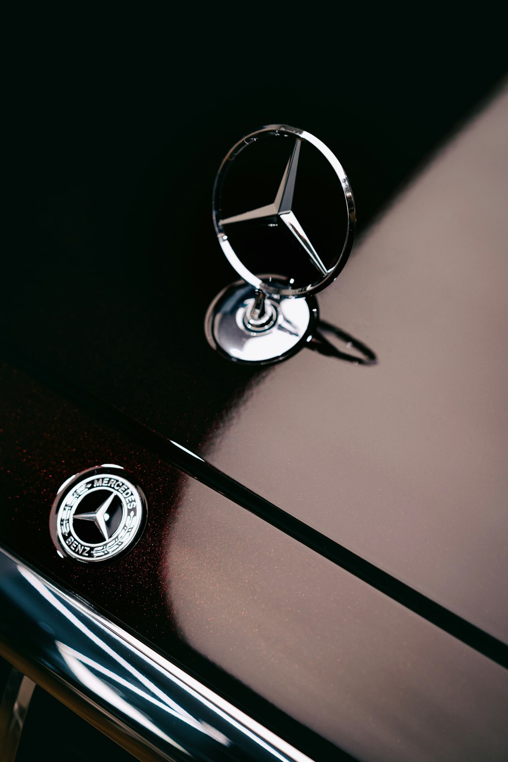 a close up of a mercedes emblem on a car