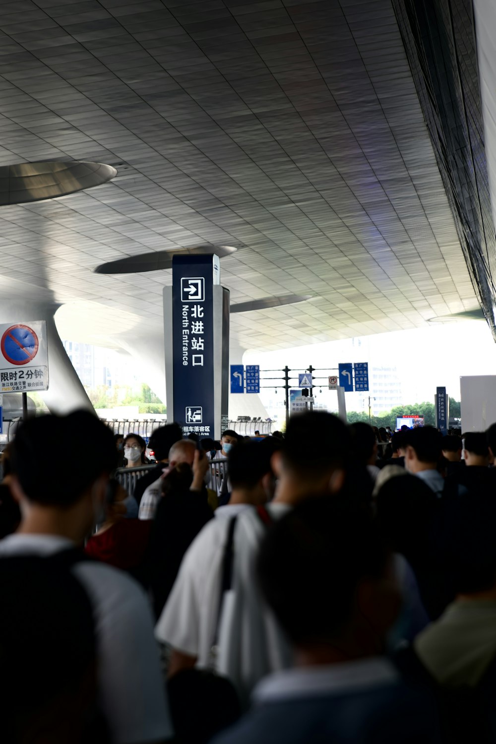 une foule de personnes debout autour d’un terminal