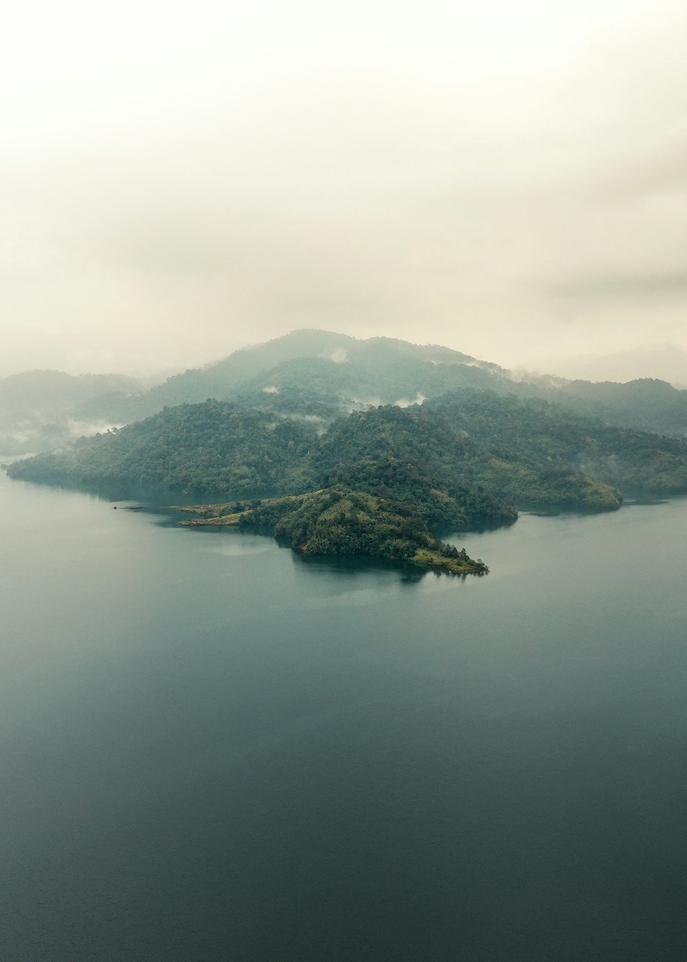 大きな水域の真ん中にある小さな島