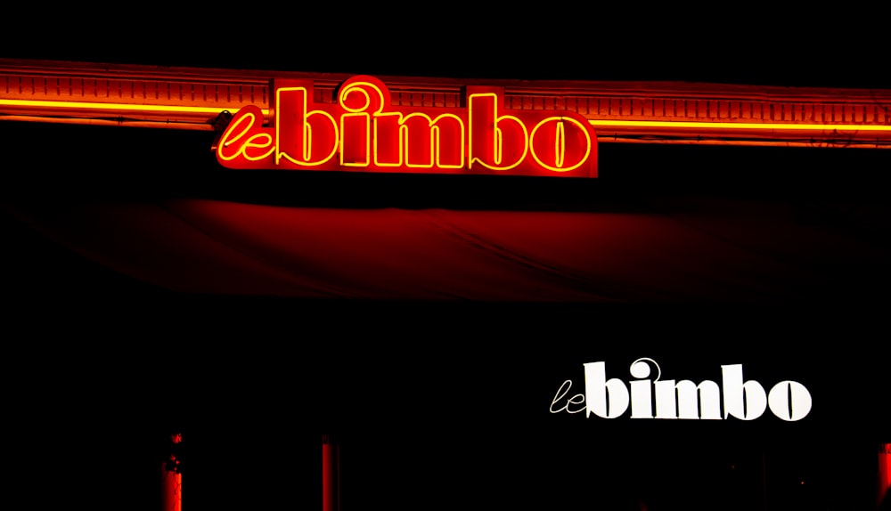 a neon sign that reads es bimbo and is lit up in the dark