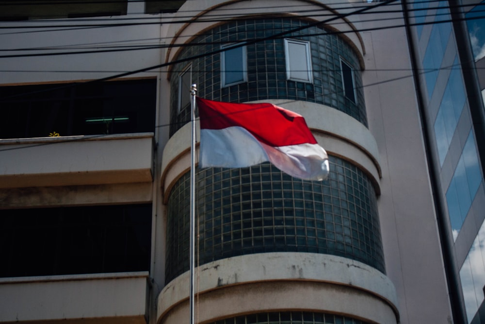 eine rot-weiße Fahne vor einem Gebäude