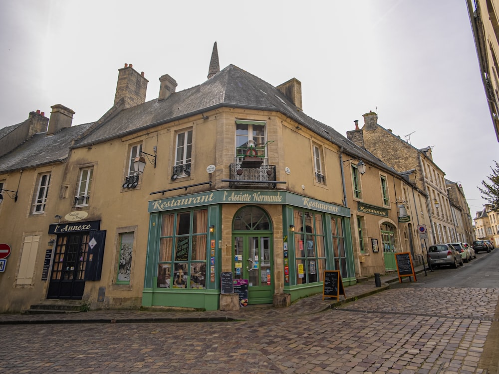 un coin de rue avec un bâtiment au coin