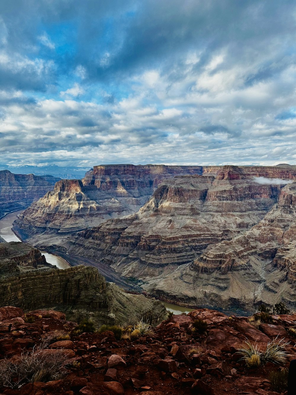 Una vista panoramica del Grand Canyon con un fiume che lo attraversa
