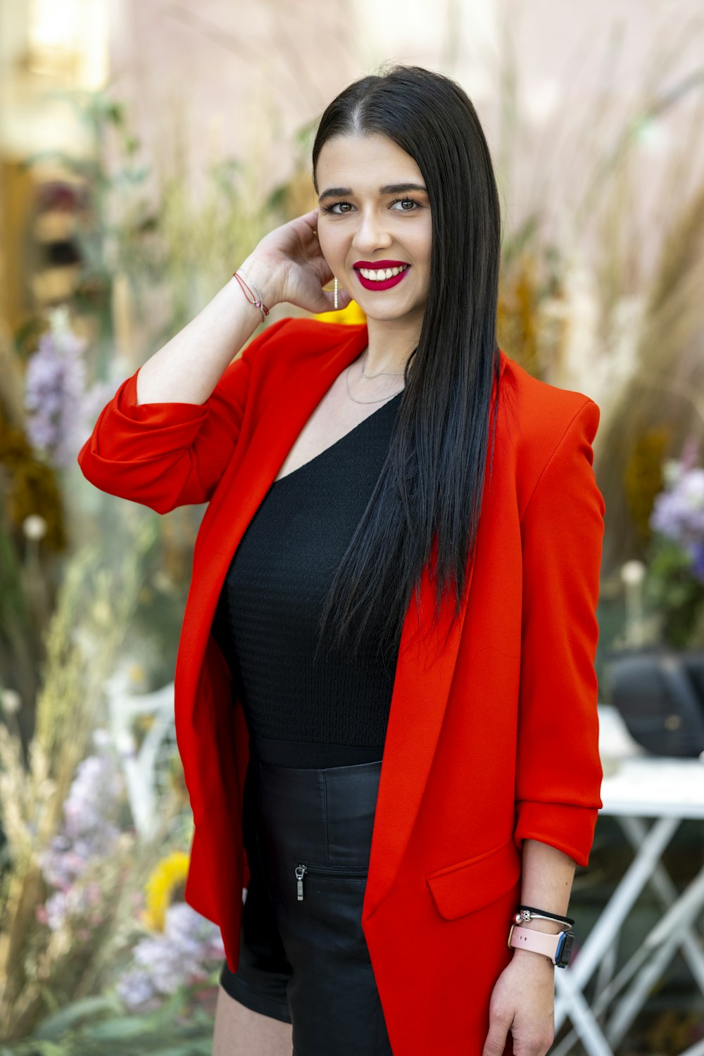 Une femme vêtue d'une veste rouge et d'une robe noire photo – Photo Manteau  Gratuite sur Unsplash