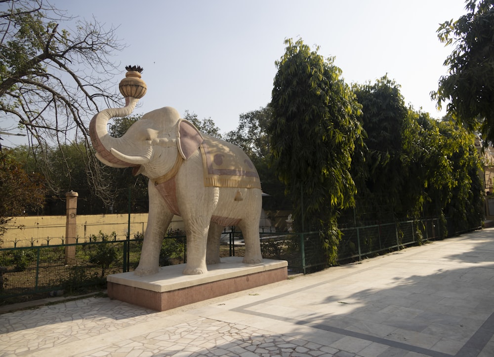 Una estatua de un elefante con una corona en la cabeza