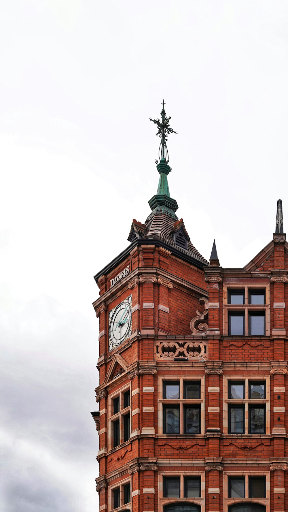 un grand bâtiment avec une horloge sur le dessus