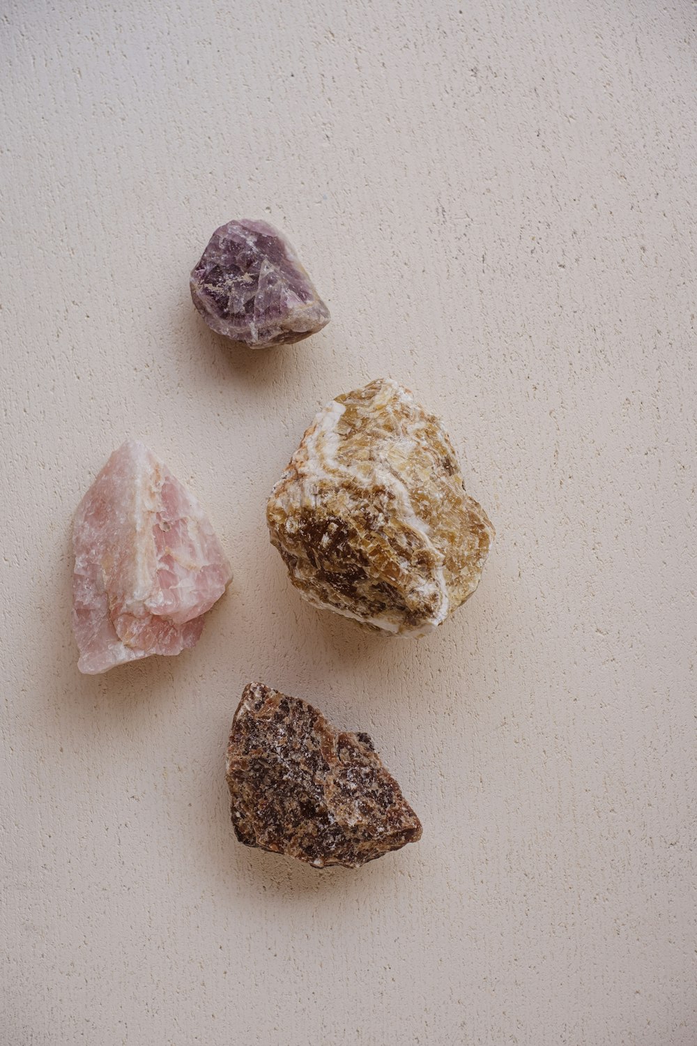 Un grupo de rocas sentadas encima de una mesa