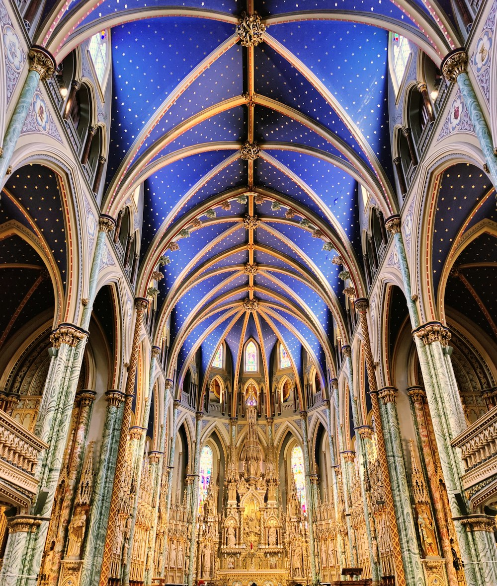 Una grande cattedrale con un soffitto blu e soffitto a volta