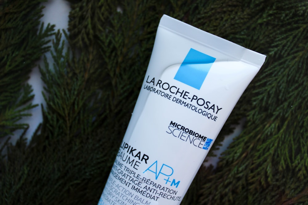 um tubo de la roche - posy microderm ciência