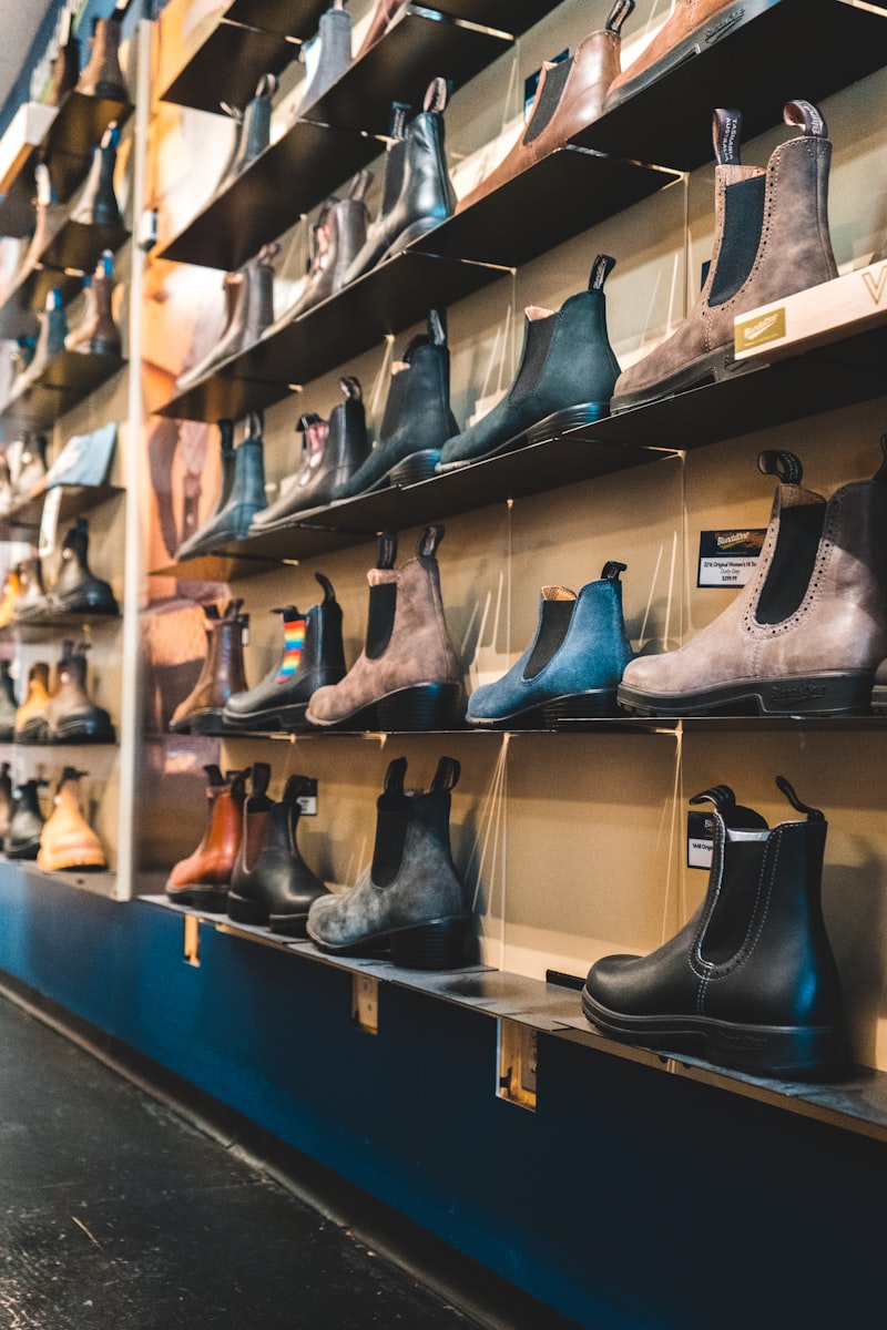 Fila di scarpe esposte su scaffali ordinati