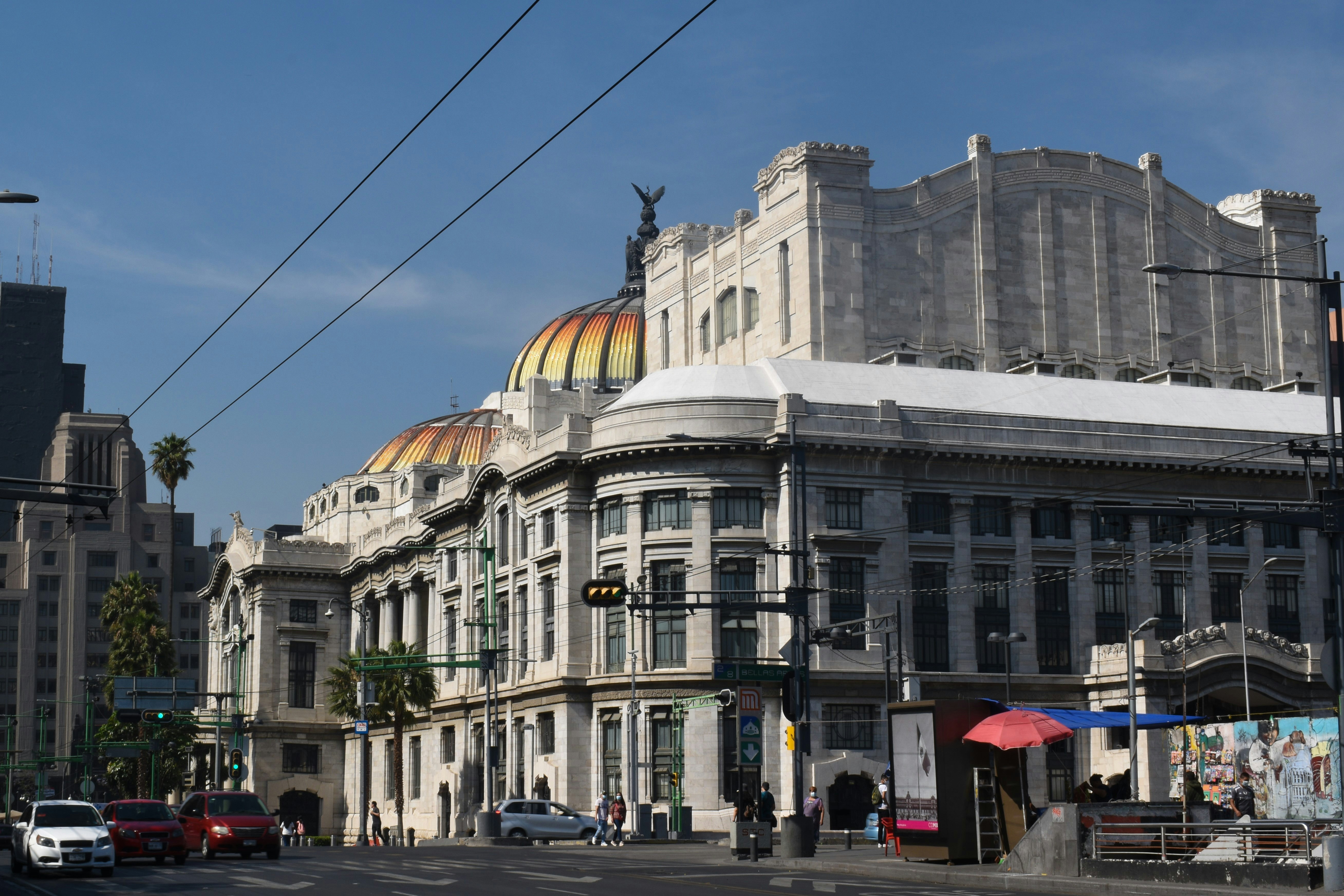 Vue imprenable sur le magnifique Palais des Beaux-Arts à Mexico sous une belle journée ensoleillée et ciel bleu
