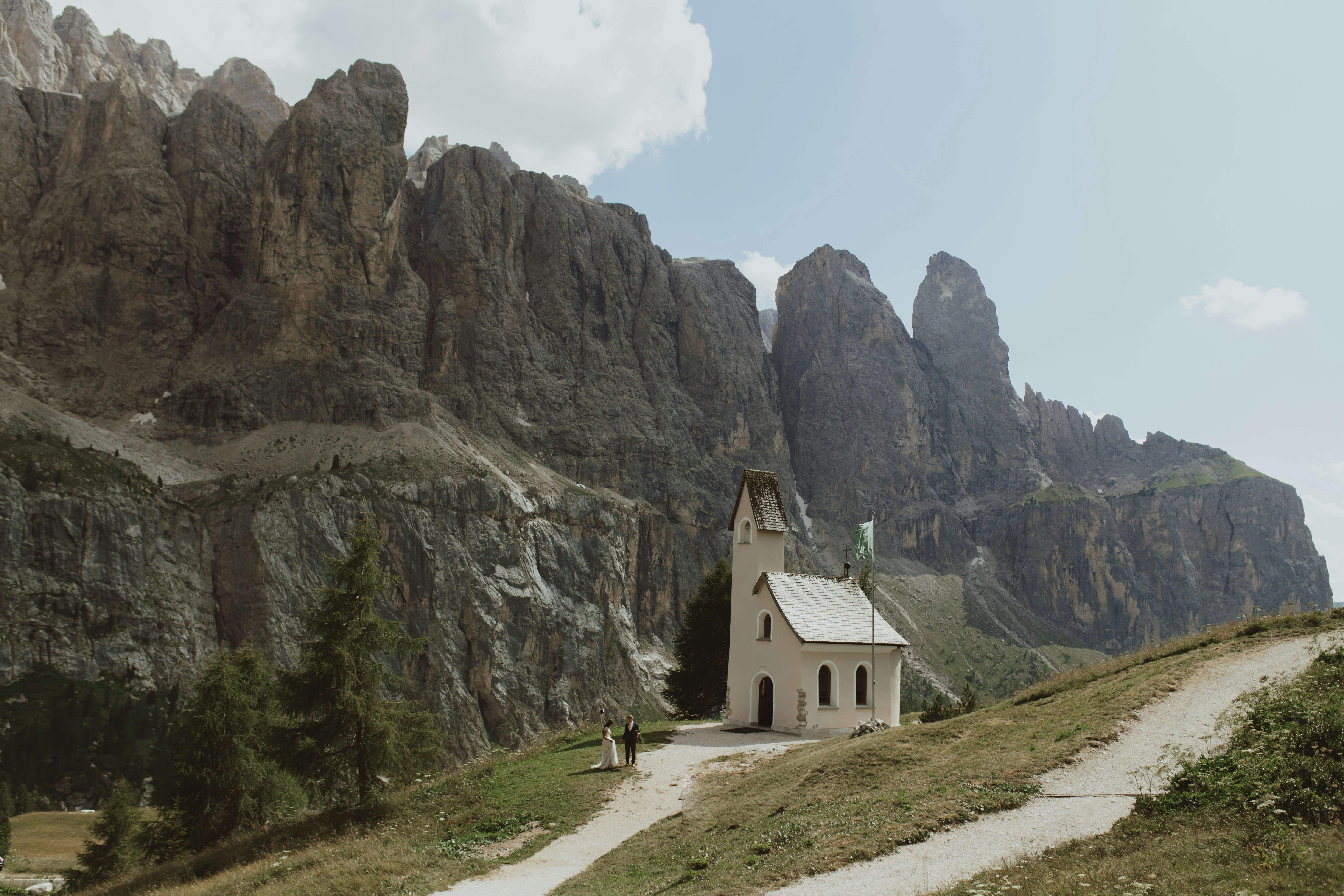 uma pequena igreja no meio de uma montanha