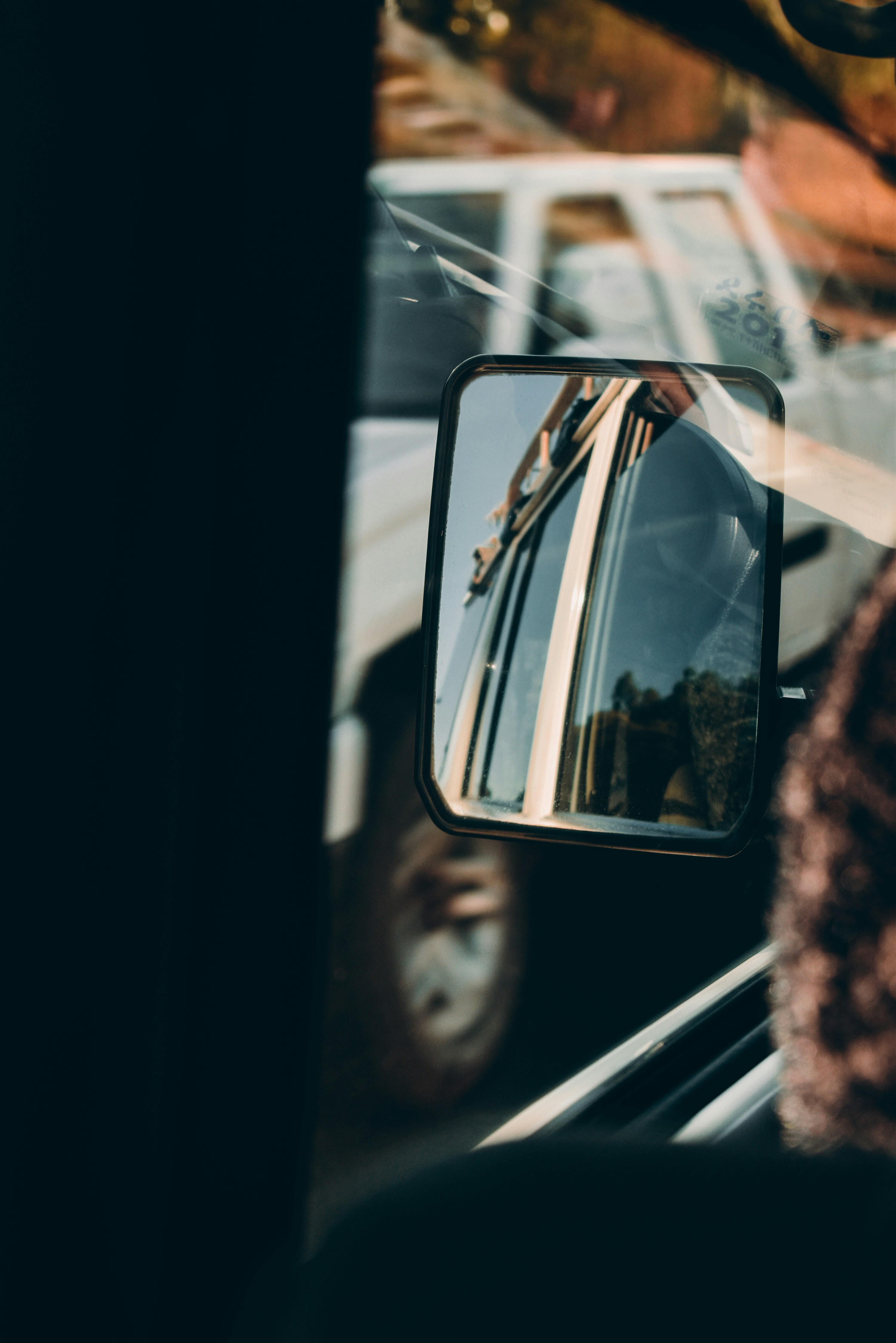 A side view mirror on a bus with a reflection of a bus photo – Free  Wallpaper Image on Unsplash, image size:3000x4496