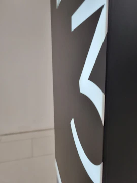 Minimalist dark background featuring large blue number 3 next to a bold article title.