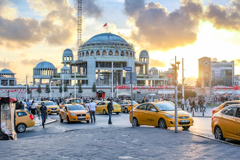 a group of cars parked in front of a building