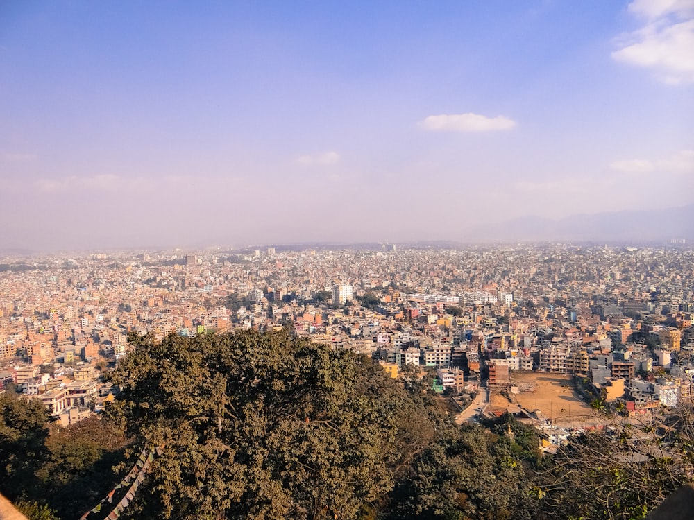 uma vista de uma cidade do topo de uma colina