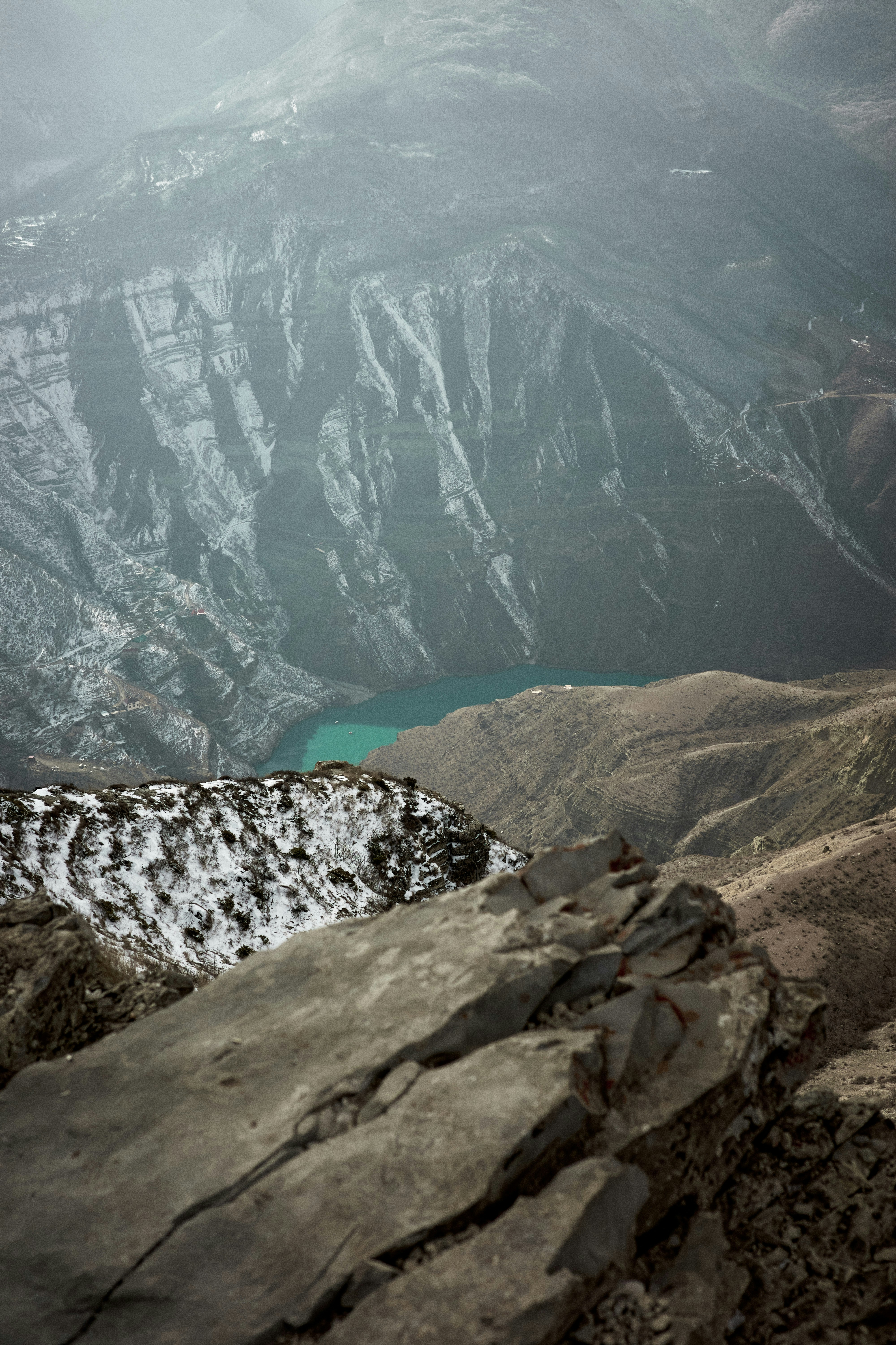 Un hombre parado en la cima de una montaña cubierta de nieve