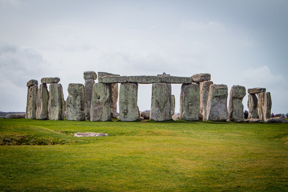 une grande structure en pierre au milieu d’un champ