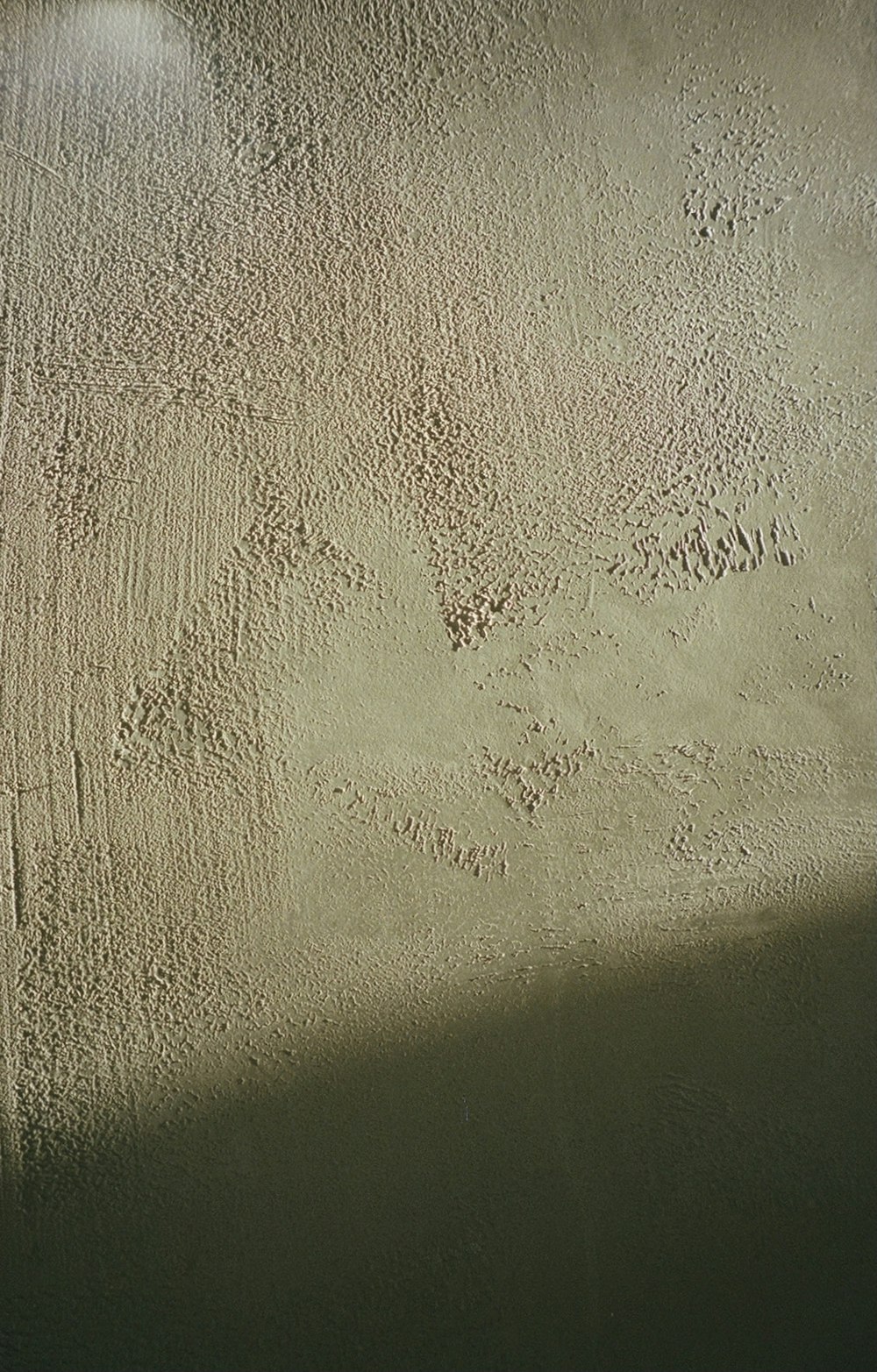 a surfboard is laying on the beach sand