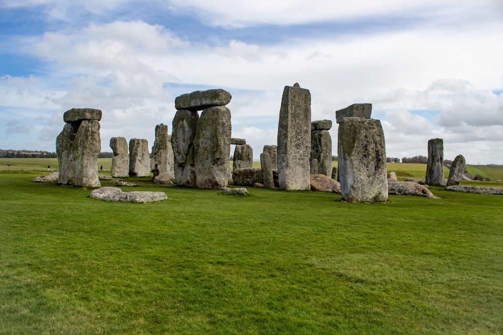 Eine Gruppe von Stonehenges auf einem grasbewachsenen Feld