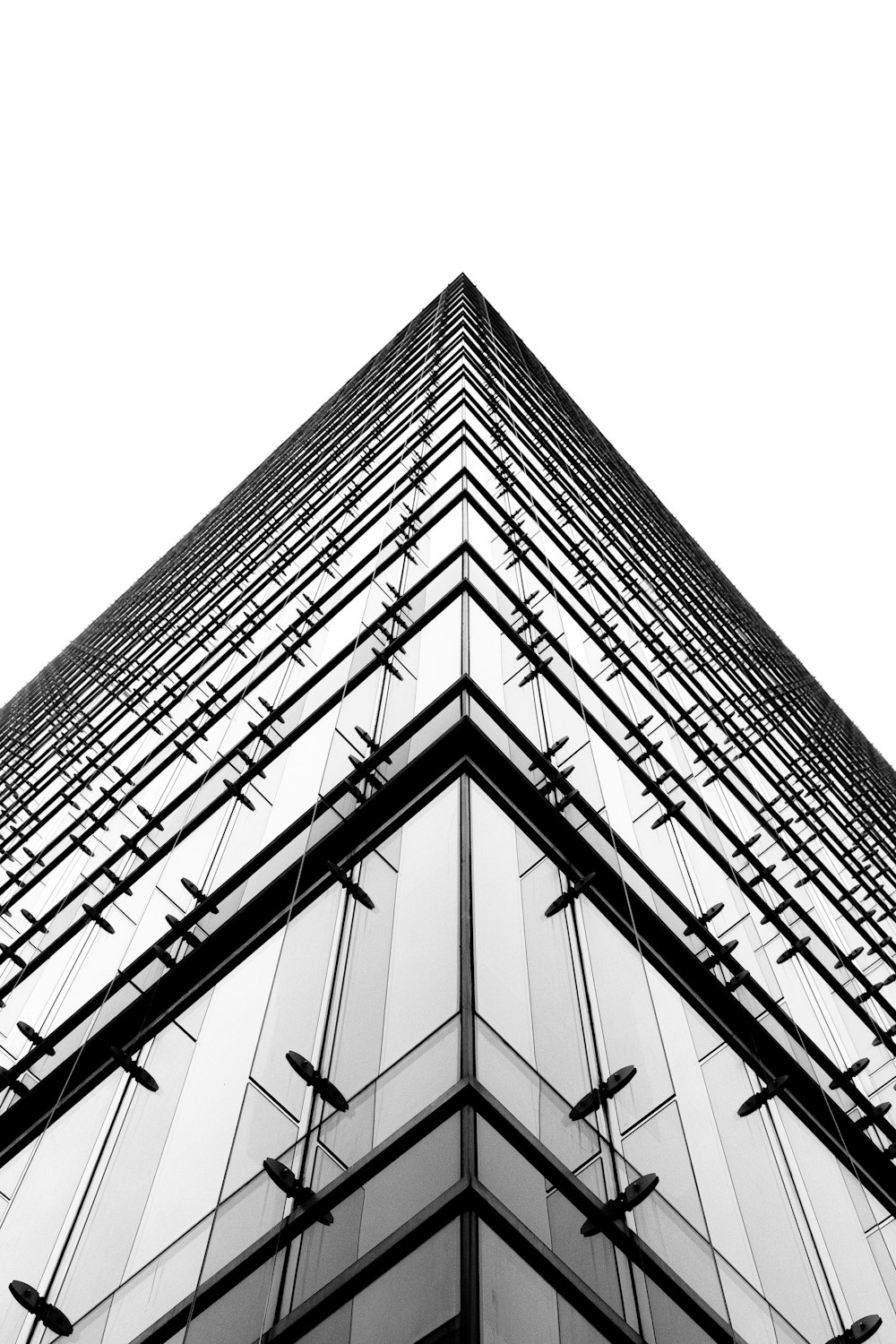 고층 건물의 흑백 사진