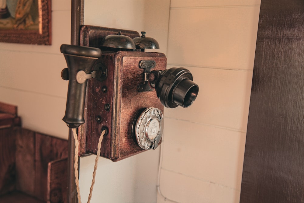 Un teléfono anticuado colgado en una pared