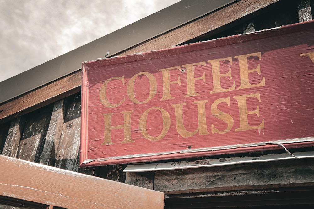 コーヒーハウスと書かれた赤い看板