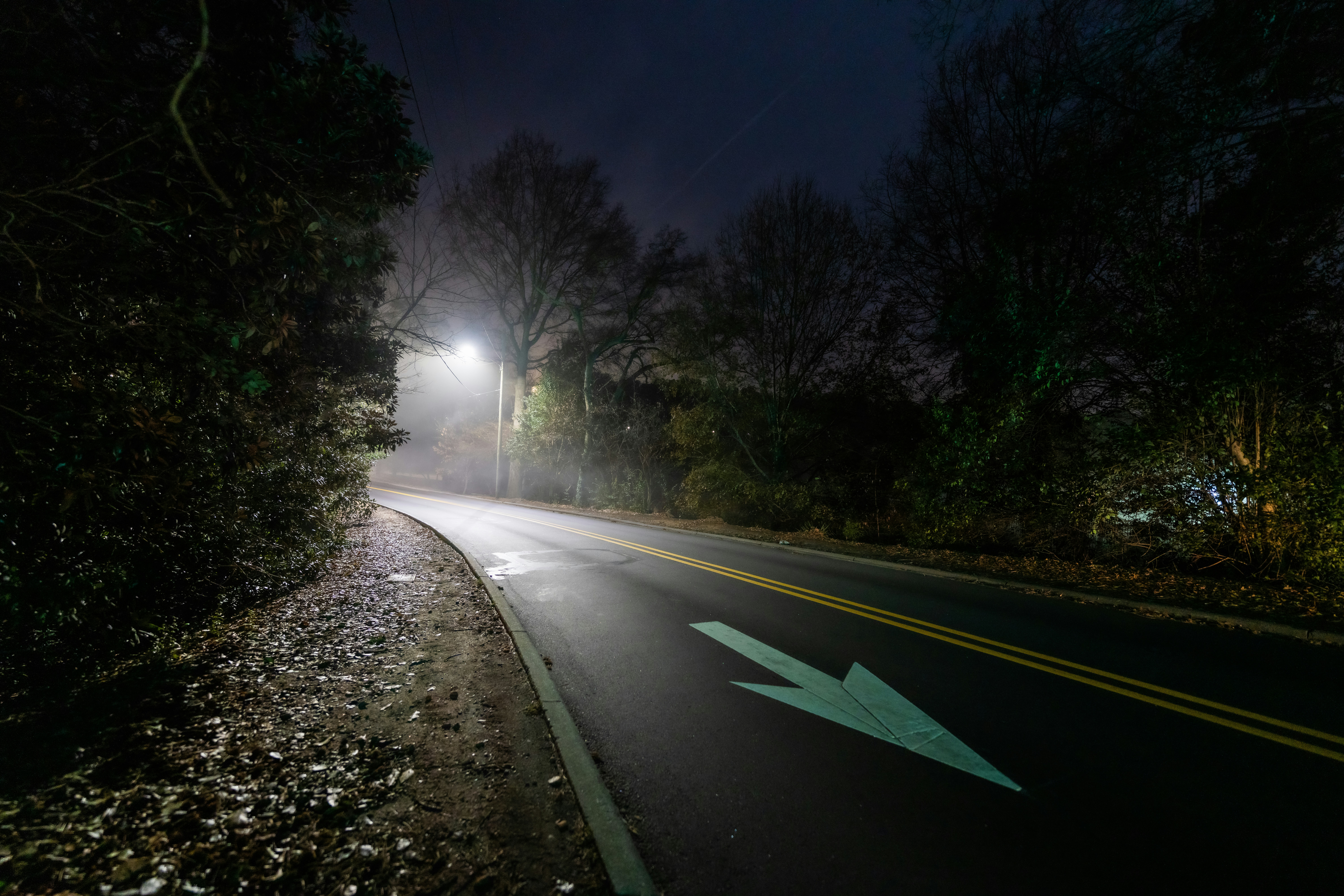 夜間走行の視界を劇的に改善！車のライトが暗い原因から最新対策まで徹底解説関連画像(1)