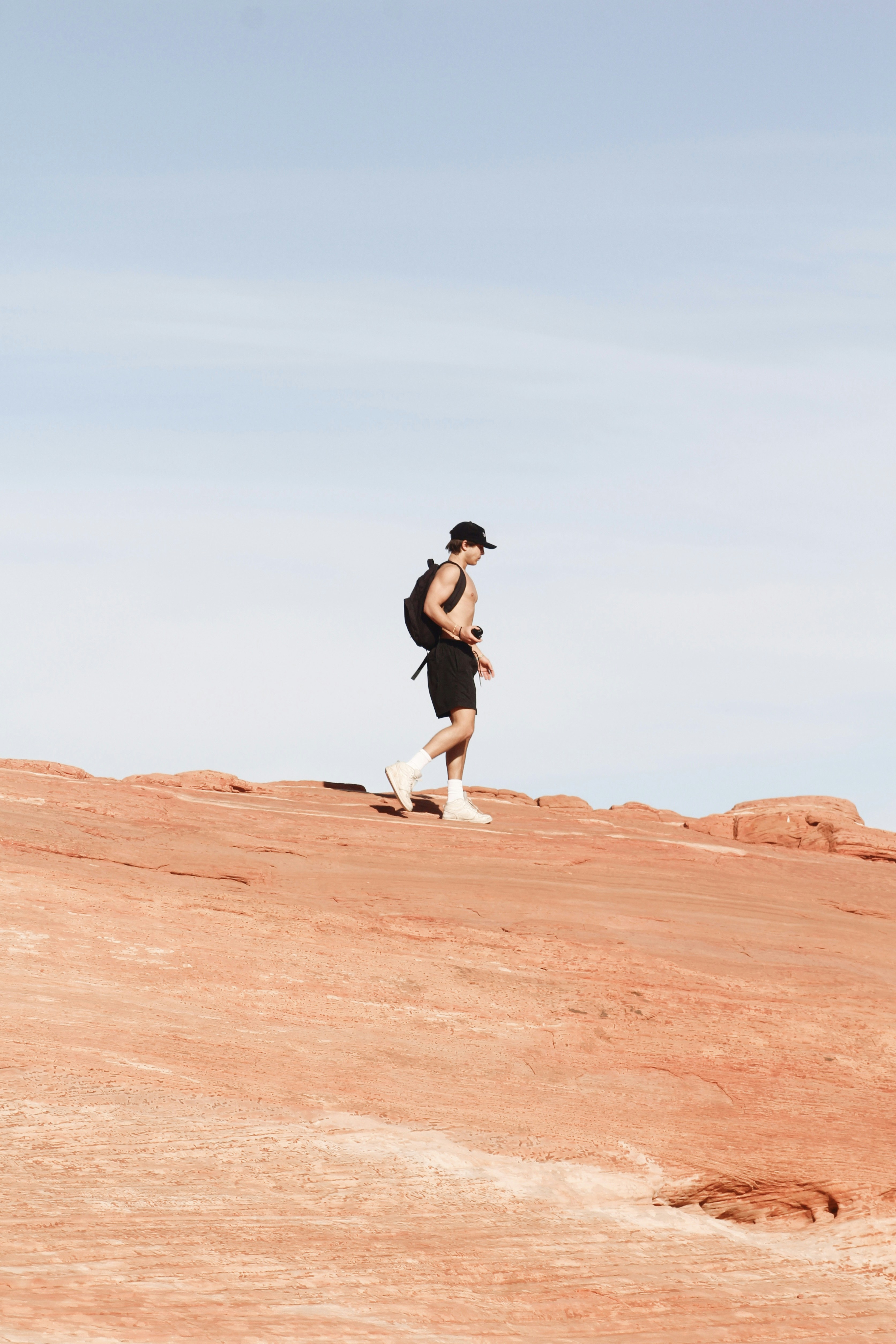 Un uomo che corre su una collina nel deserto