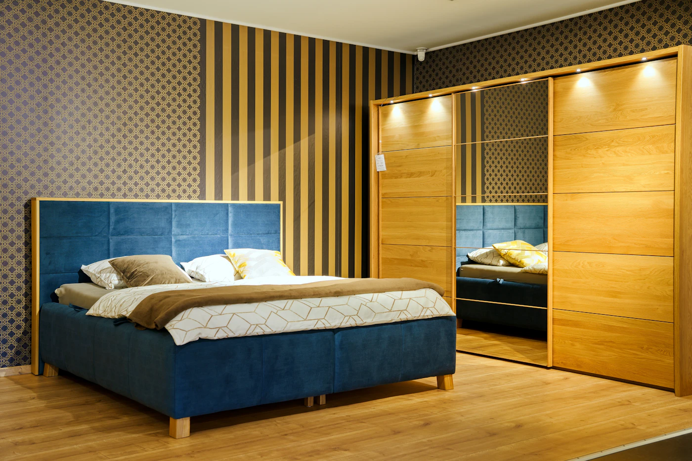 Chambre contemporaine avec lit double et mobilier en bois