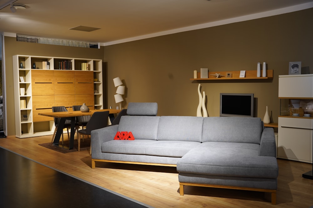 un soggiorno pieno di mobili e una TV a schermo piatto