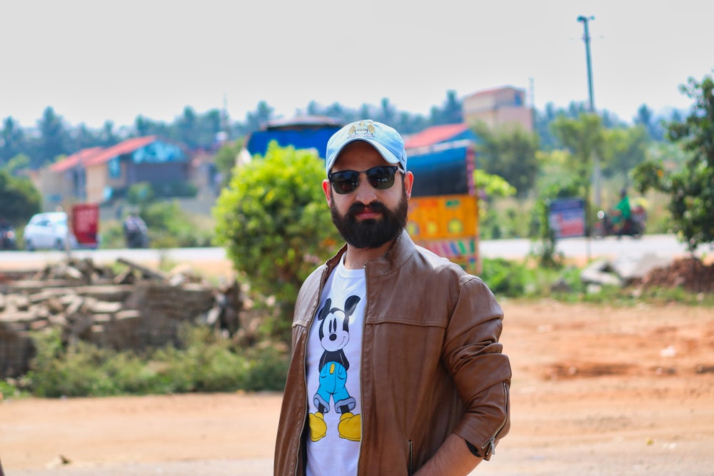 Un uomo con la barba che indossa una camicia di topolino foto – Accessori  Immagine gratuita su Unsplash