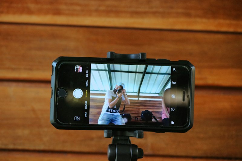 Thiết bị quay video cơ bản cho phone với gimbal và mic
