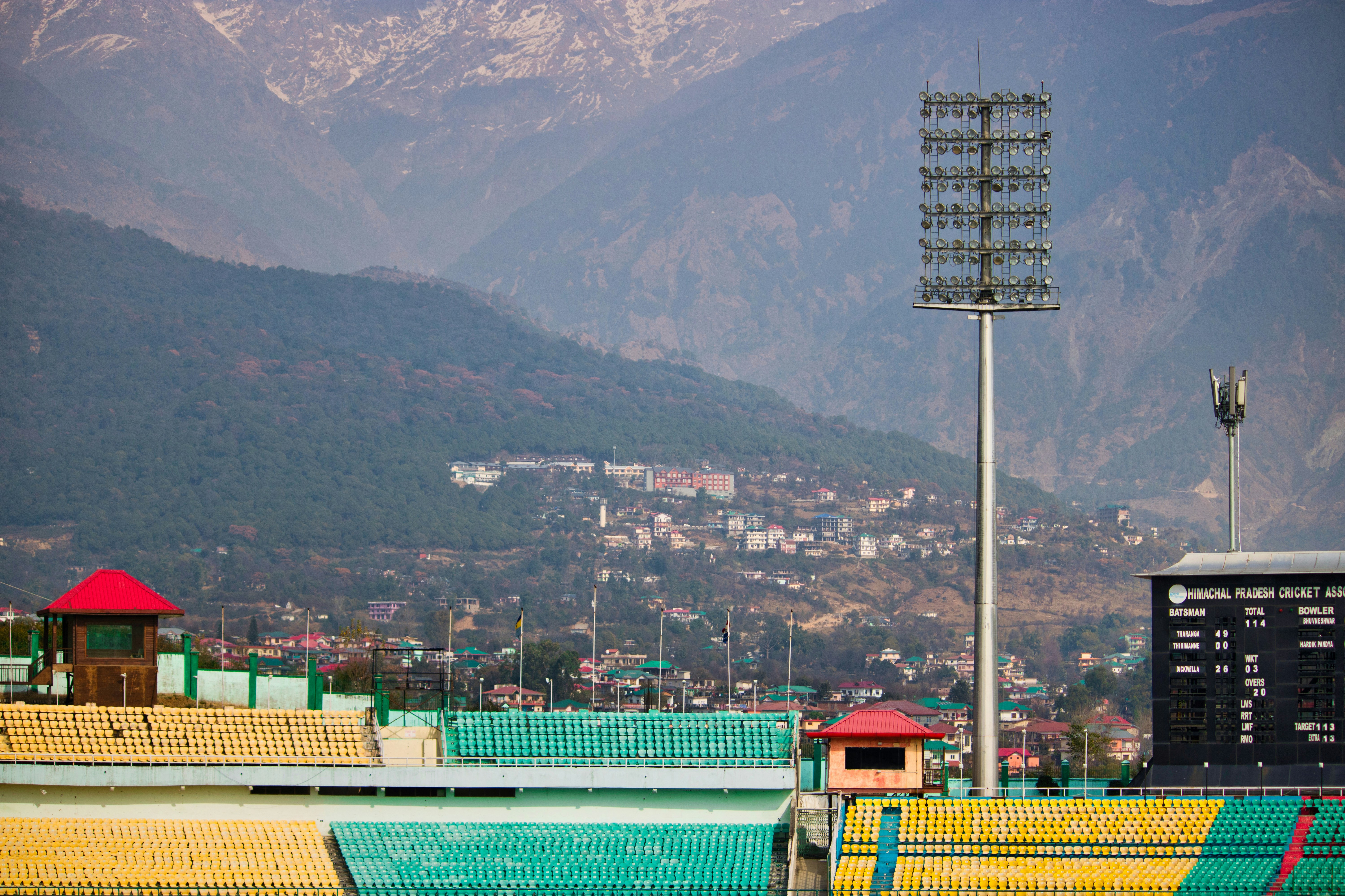 Estadio de fútbol a gran altura con montañas de fondo