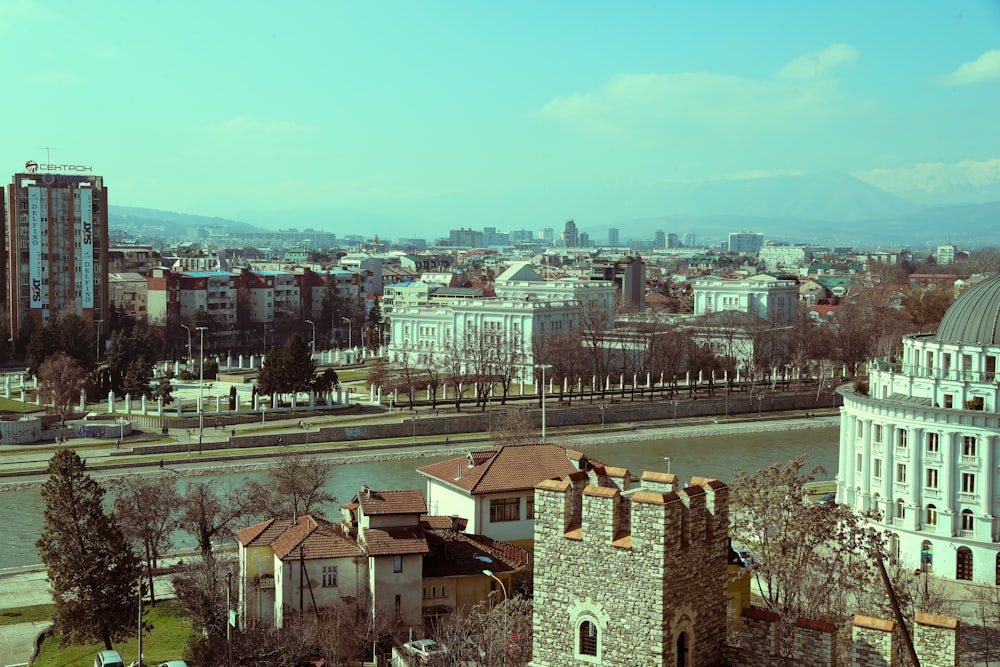 Una vista de una ciudad con un río que la atraviesa