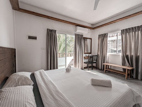 Bright and spacious T1 apartment with minimalist decor, featuring a large bed.