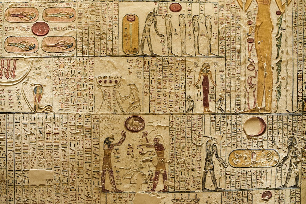 고대 이집트 글씨가 적힌 벽