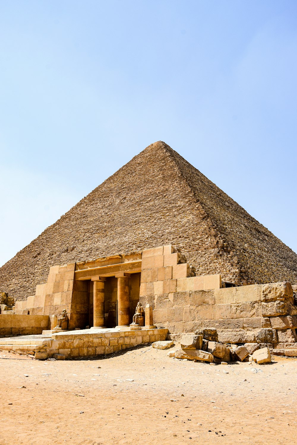 uma pirâmide muito alta com alguns degraus que levam até ela