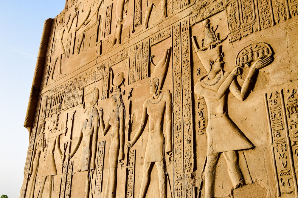 이집트 예술품이 잔뜩 있는 큰 벽