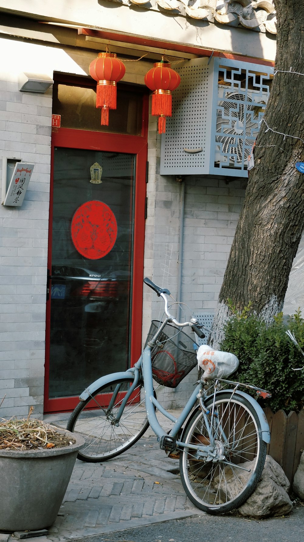 una bicicleta estacionada frente a un edificio