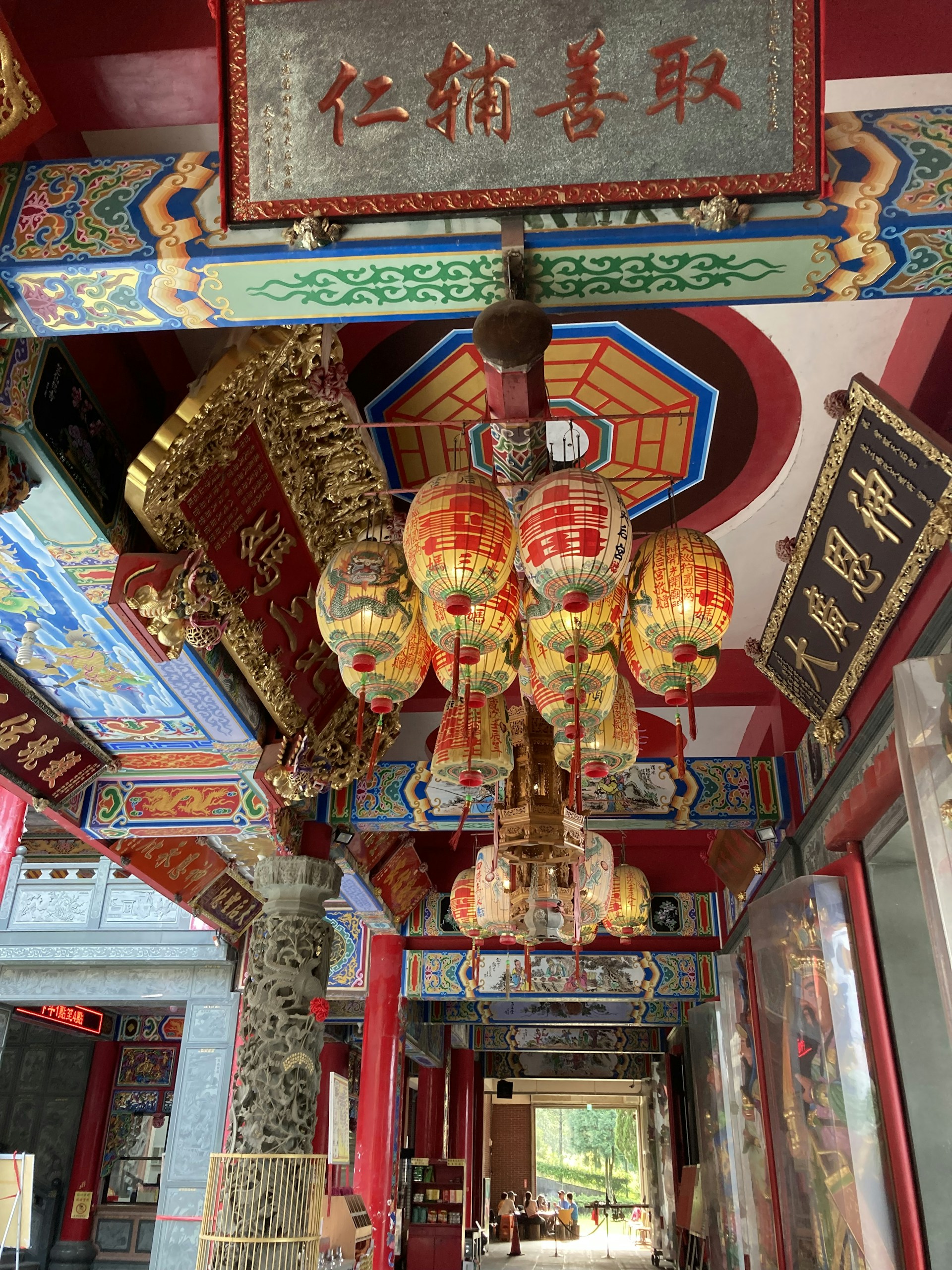 gray computer monitor