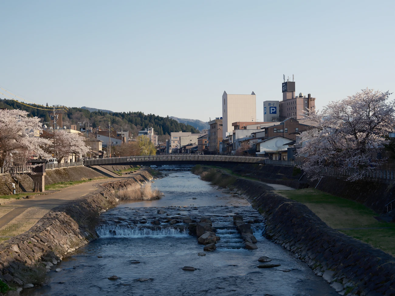 岐阜県高山市の川沿いに広がる街並み