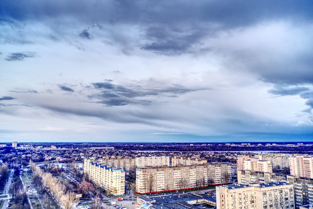 Blick auf eine Stadt mit hohen Gebäuden unter bewölktem Himmel