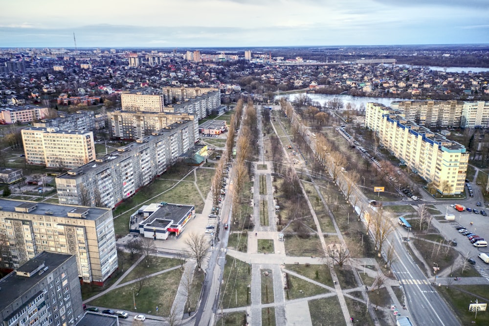 Eine Luftaufnahme einer Stadt mit vielen hohen Gebäuden