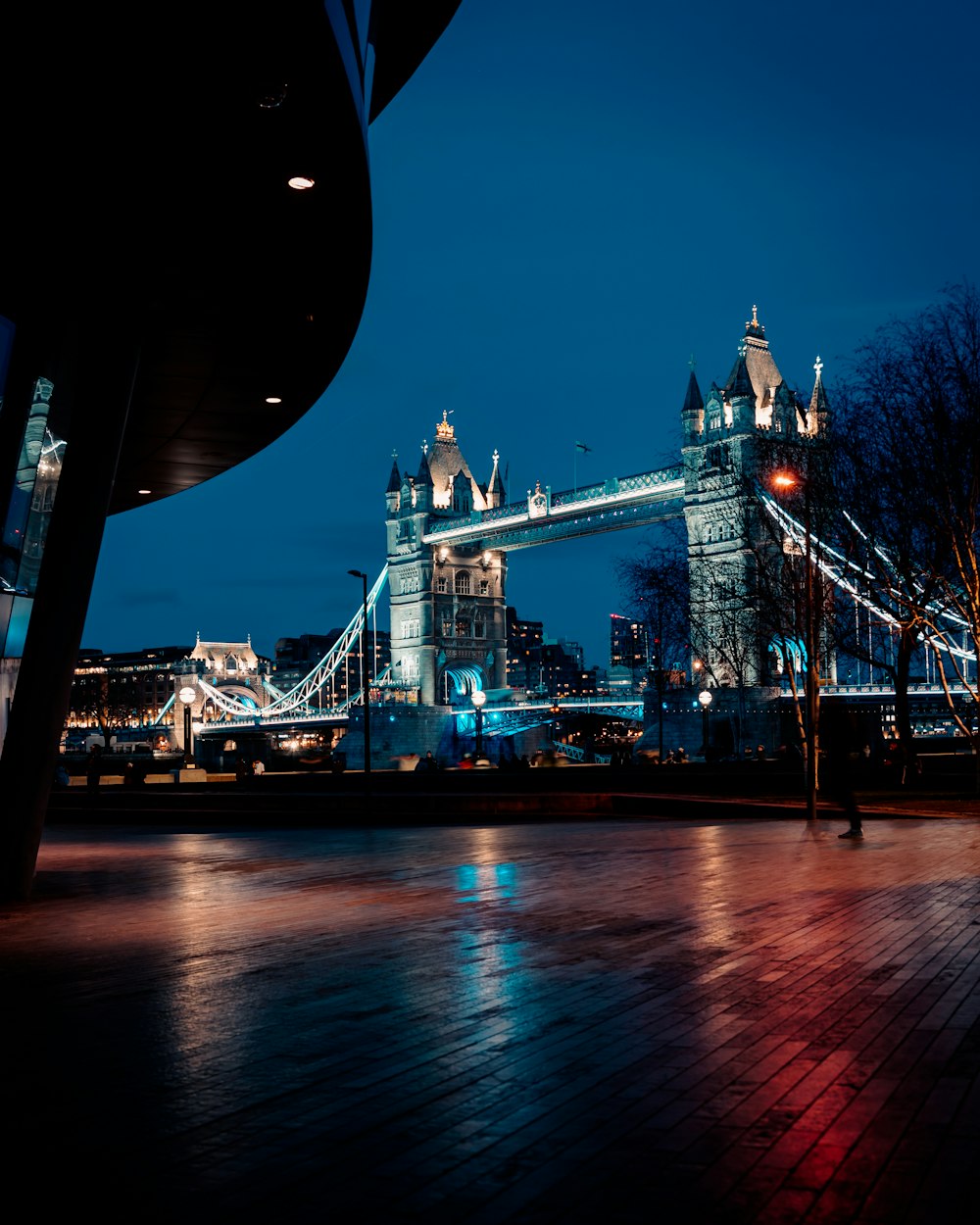 El puente de la torre se ilumina por la noche