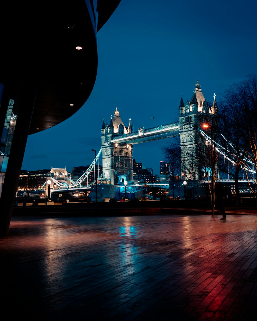 Le Tower Bridge est éclairé la nuit