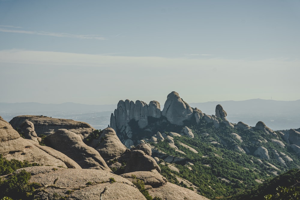 Una vista de una cordillera con rocas y árboles