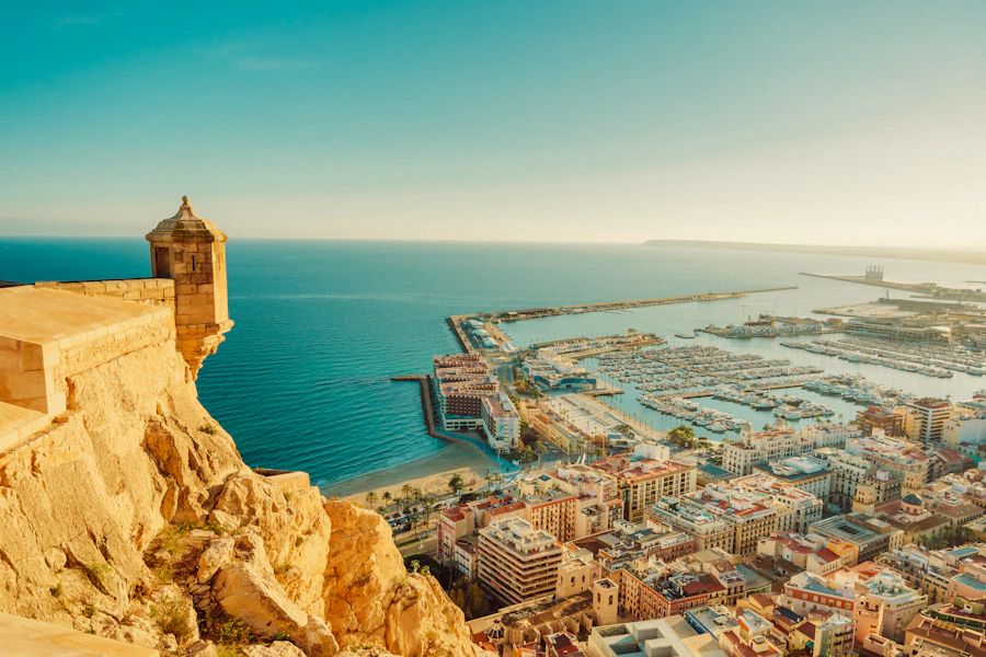 Uitzicht over een kustplaats aan de Costa Blanca