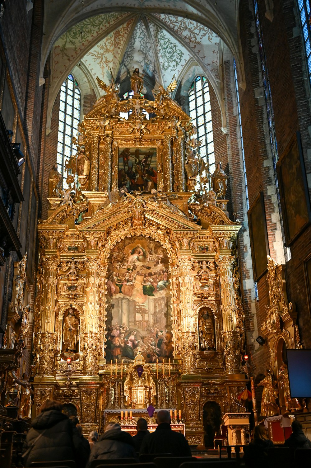황금 제단과 벽에 큰 그림이있는 교회