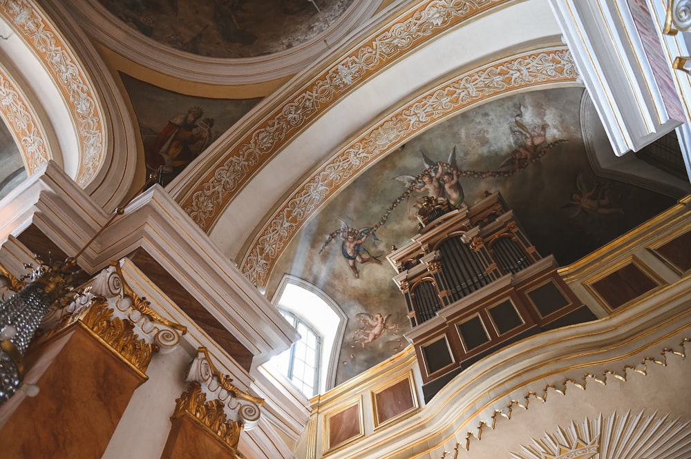 絵画が描かれた教会の天井
